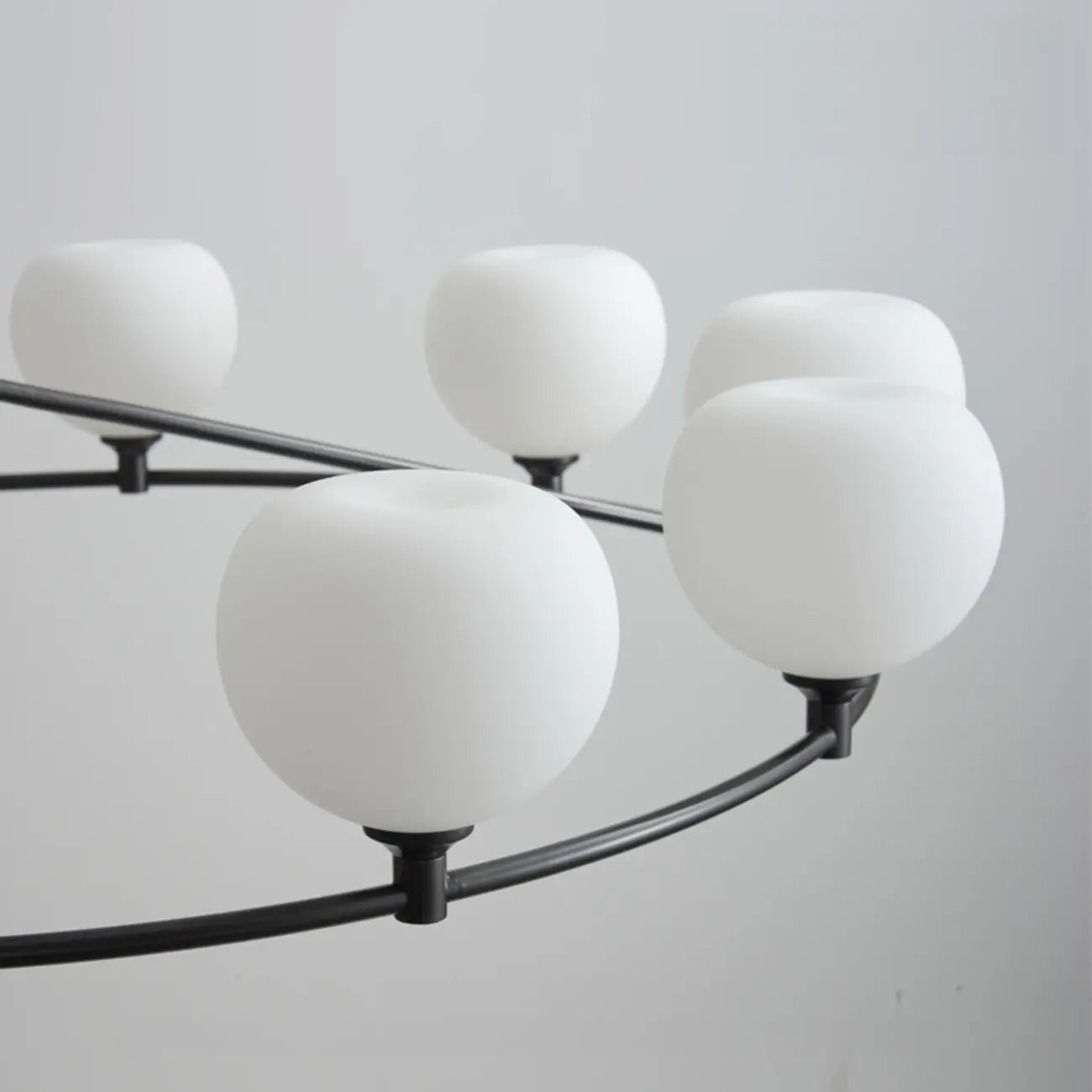 Lustre minimaliste en verre blanc et métal noir