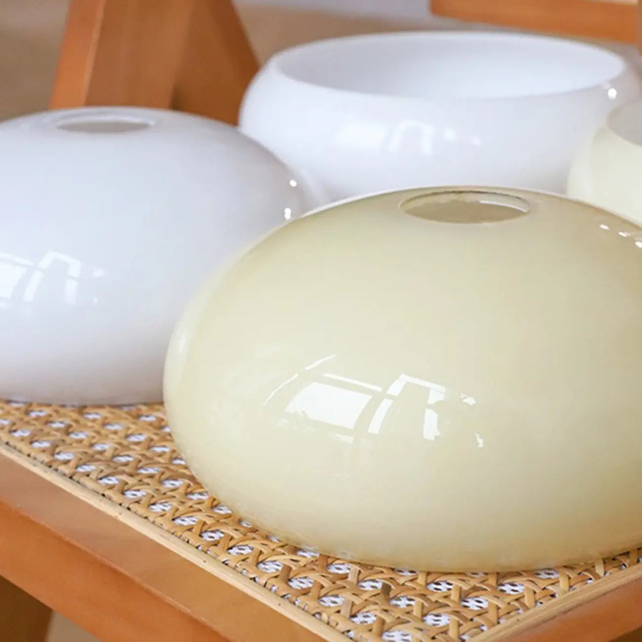 Lustre contemporain en bois et verre jaune laiteux