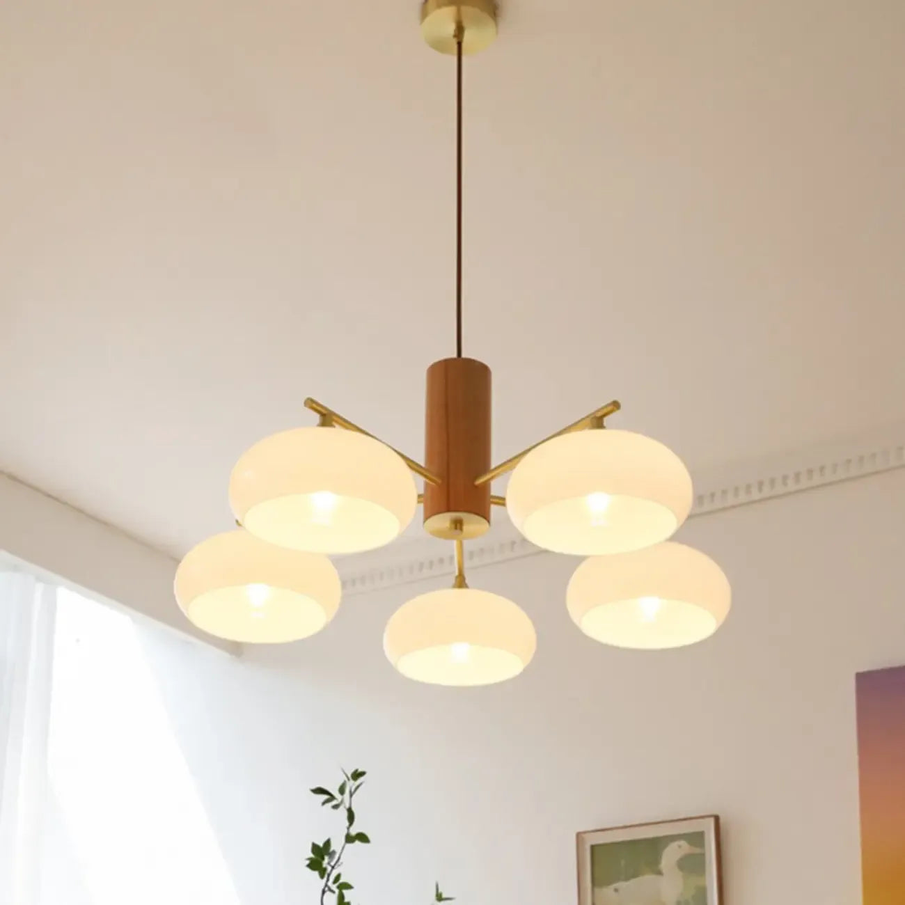 Lustre contemporain en bois et verre jaune laiteux