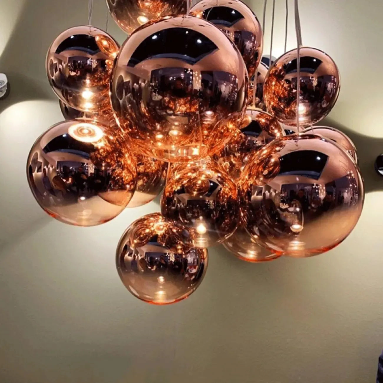 Lampadario a 3 luci con mini sfere in vetro a LED dal design moderno