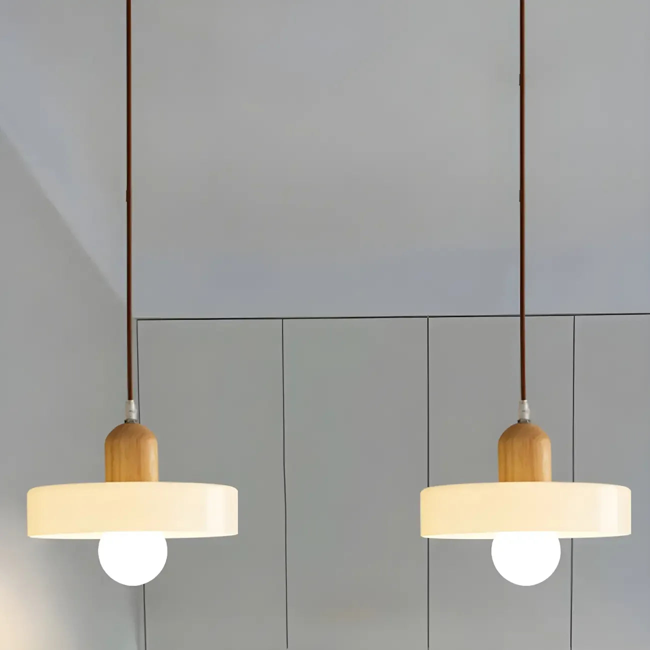 Lampe suspendue LED ronde élégante en verre crème pour chevet