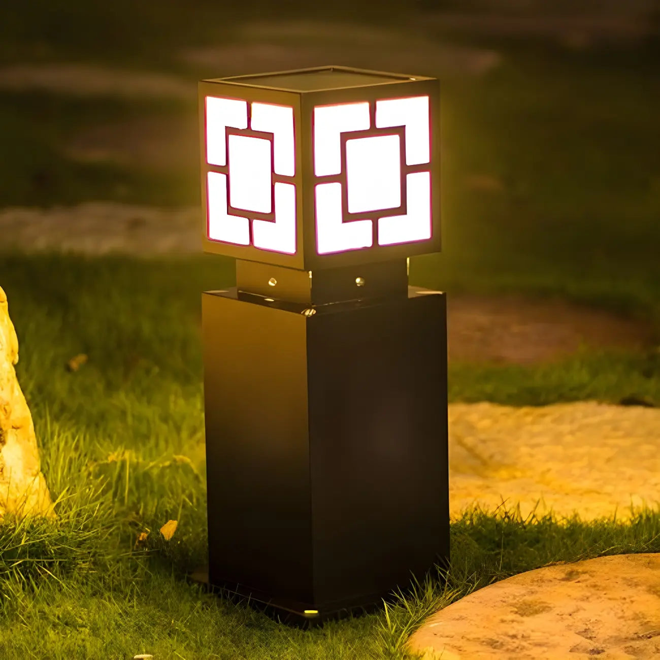 Borne d'éclairage extérieur classique à LED solaires noires pour allée paysagère