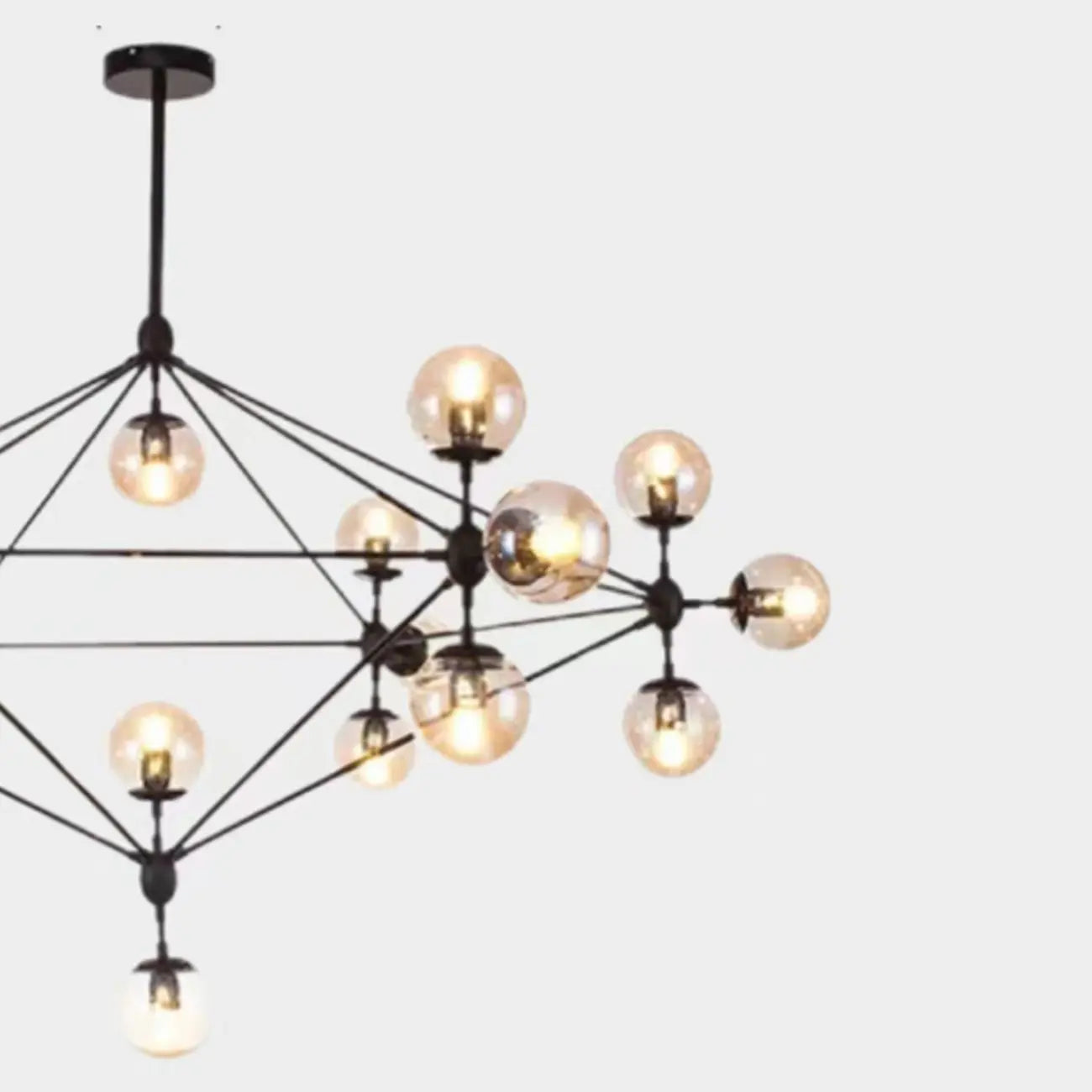 Lustre industriel noir à globe avec abat-jour en verre cognac