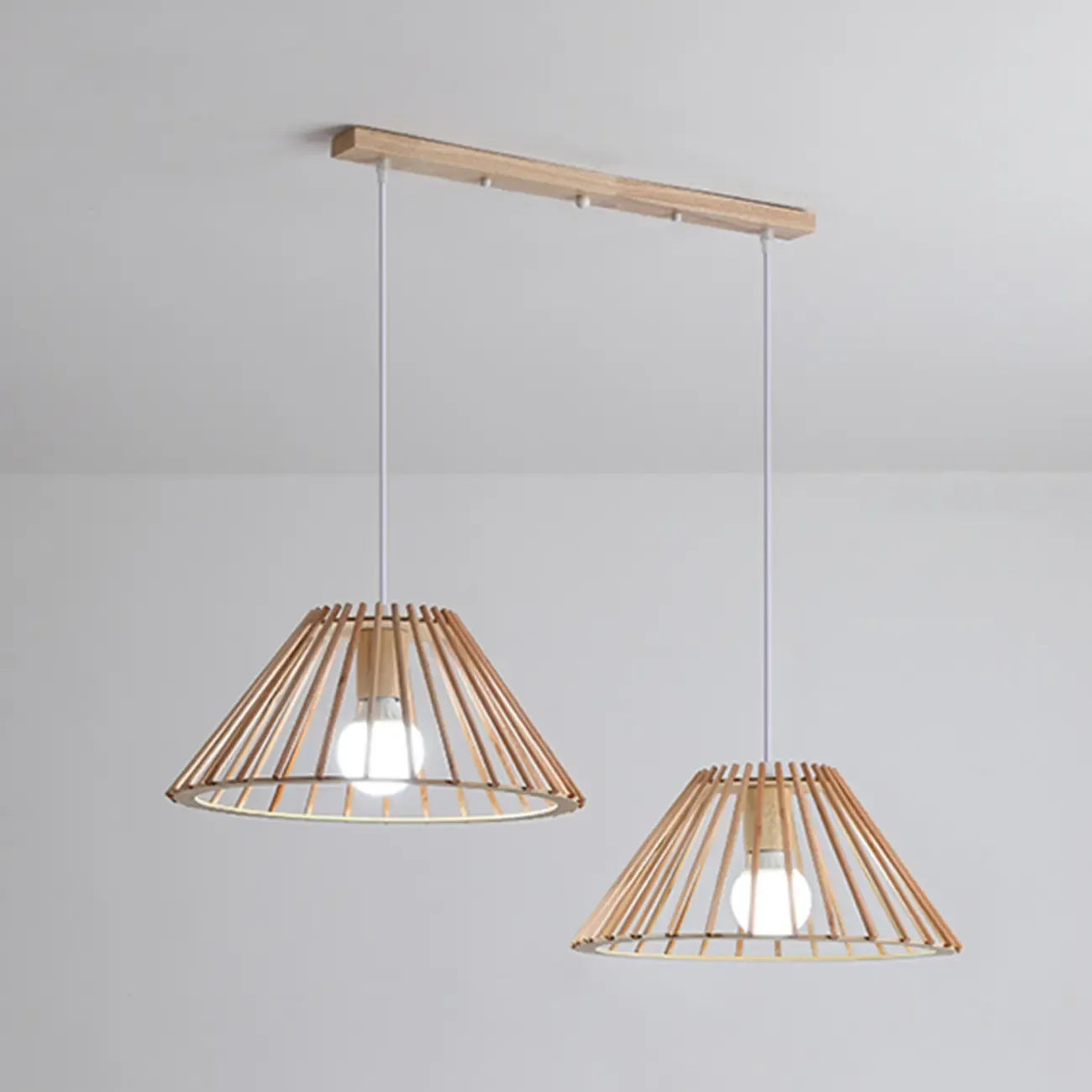 2 Lampade a sospensione poligonali in legno naturale chiaro per la cucina
