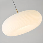 Suspension LED en forme de galet en acrylique crème pour salon