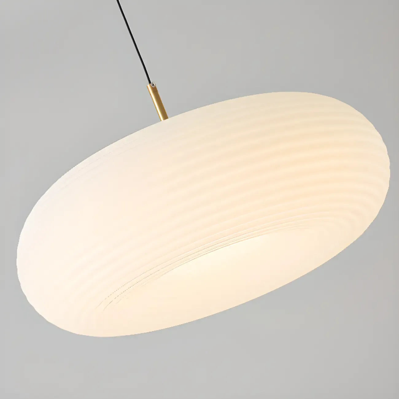 Suspension LED en forme de galet en acrylique crème pour salon