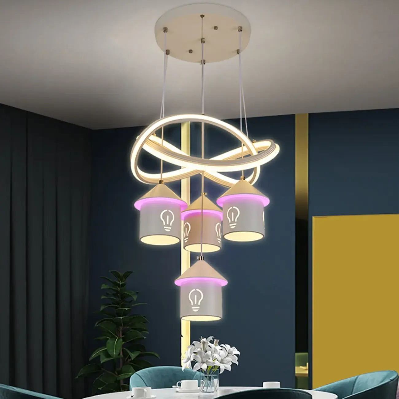 Lustre moderne à 4 lumières LED au design unique.