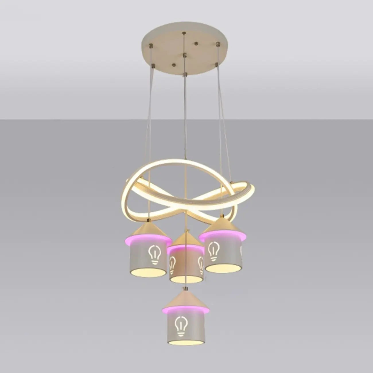 Lustre moderne à 4 lumières LED au design unique.