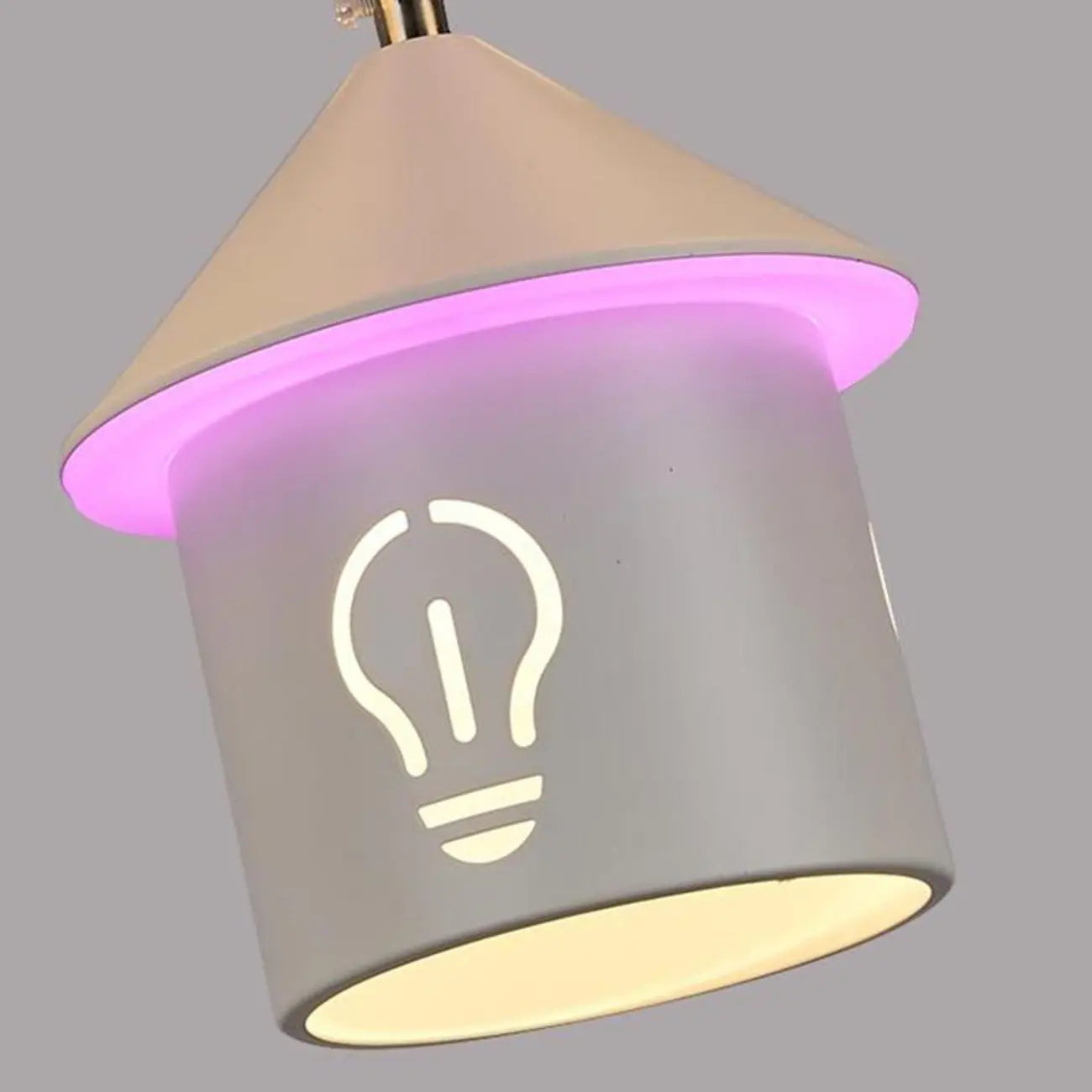 Lustre moderne à 4 lumières LED au design unique.