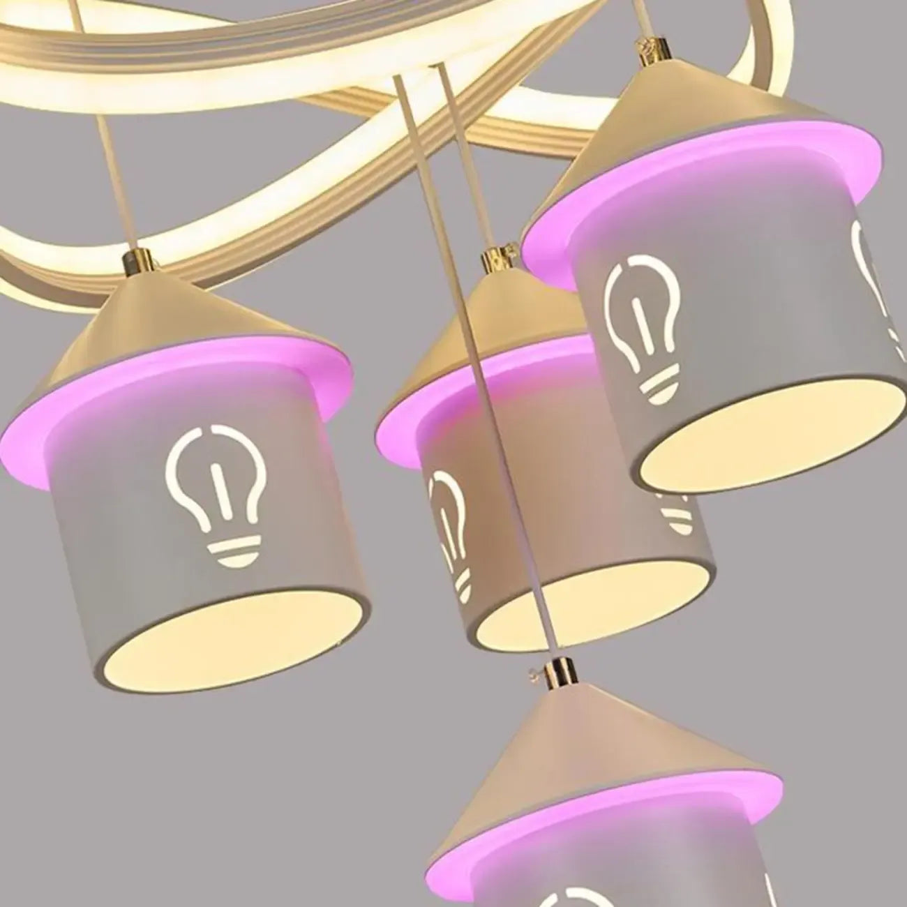 Lustre moderne à 4 lumières LED au design unique.