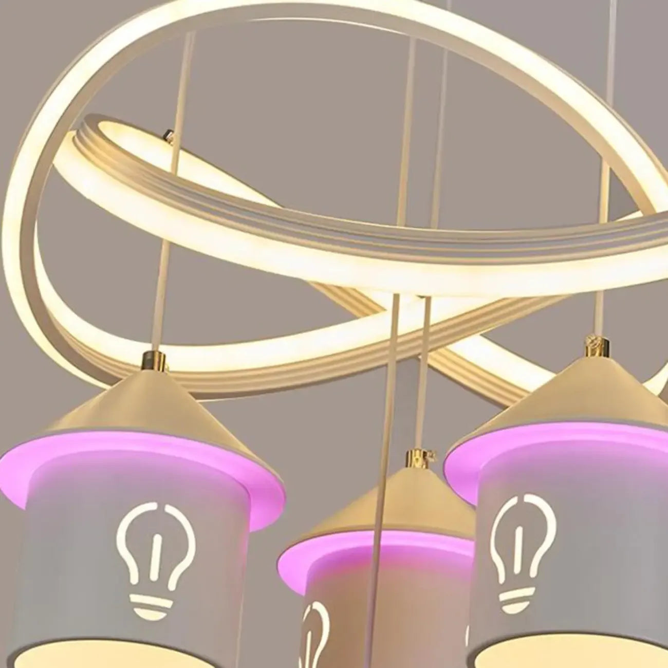 Lustre moderne à 4 lumières LED au design unique.