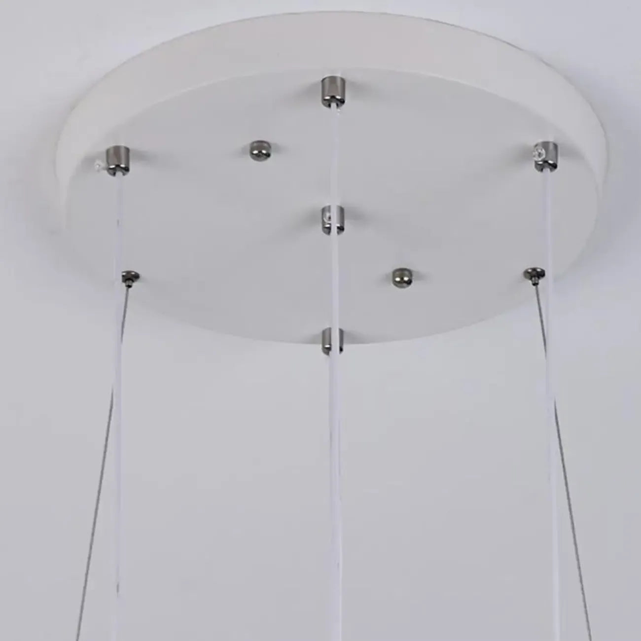Lustre moderne à 4 lumières LED au design unique.