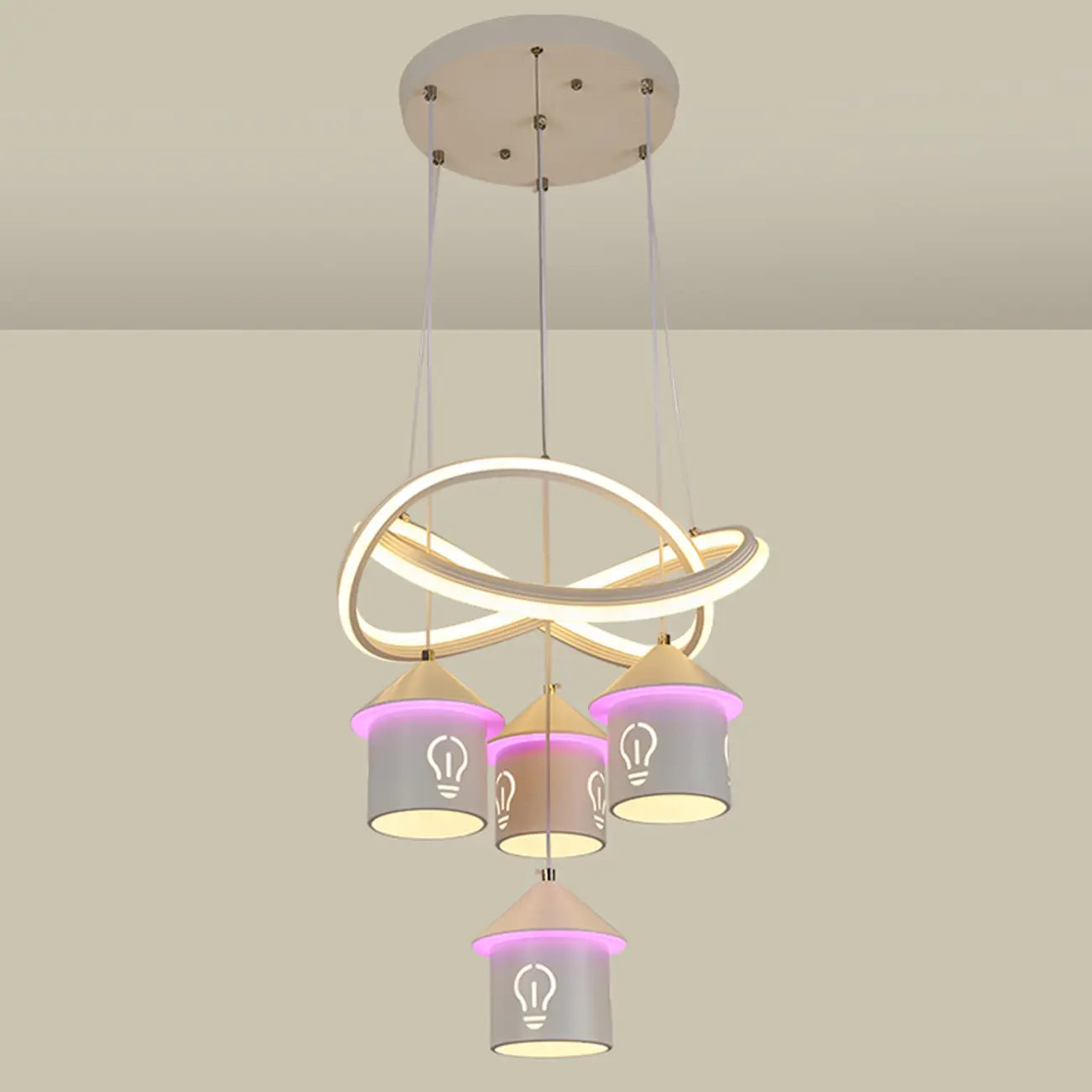 Lustre moderne à 4 lumières LED au design unique.