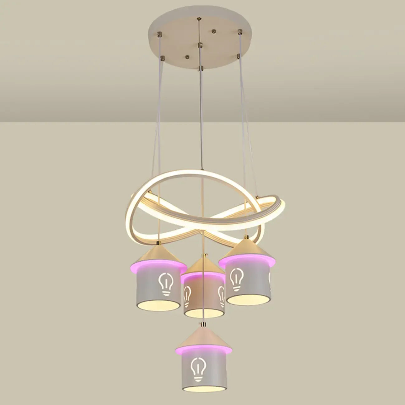 Lustre moderne à 4 lumières LED au design unique.