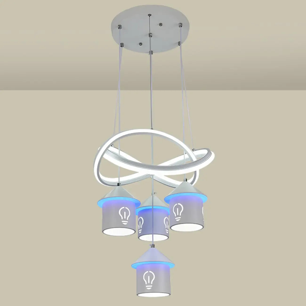 Lustre moderne à 4 lumières LED au design unique.