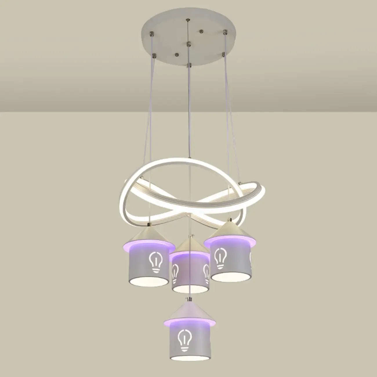 Lustre moderne à 4 lumières LED au design unique.