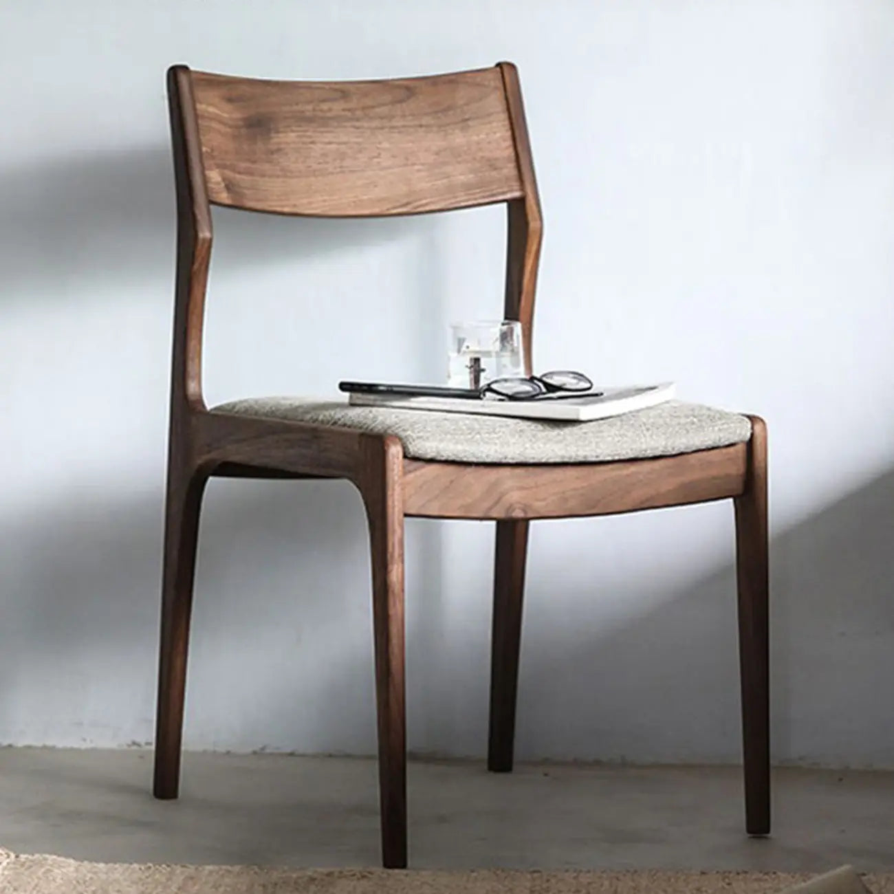 Chaise d'appoint contemporaine en bois recouvert de lin avec dossier ajouré