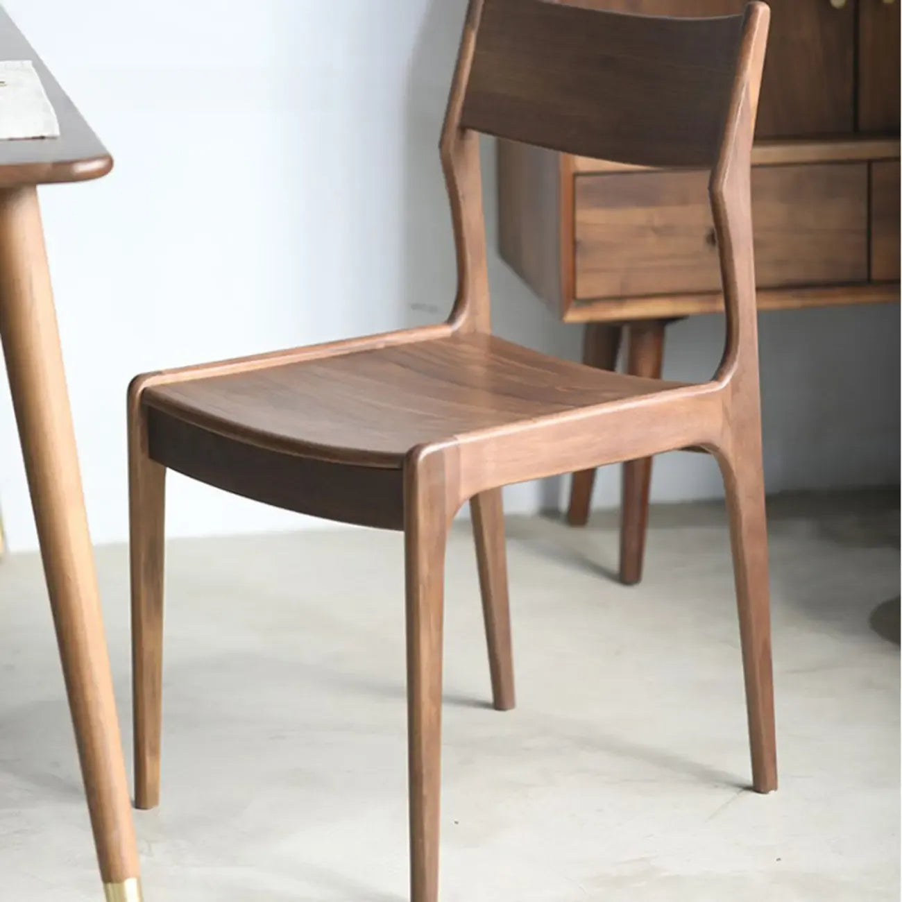 Chaise d'appoint contemporaine en bois recouvert de lin avec dossier ajouré