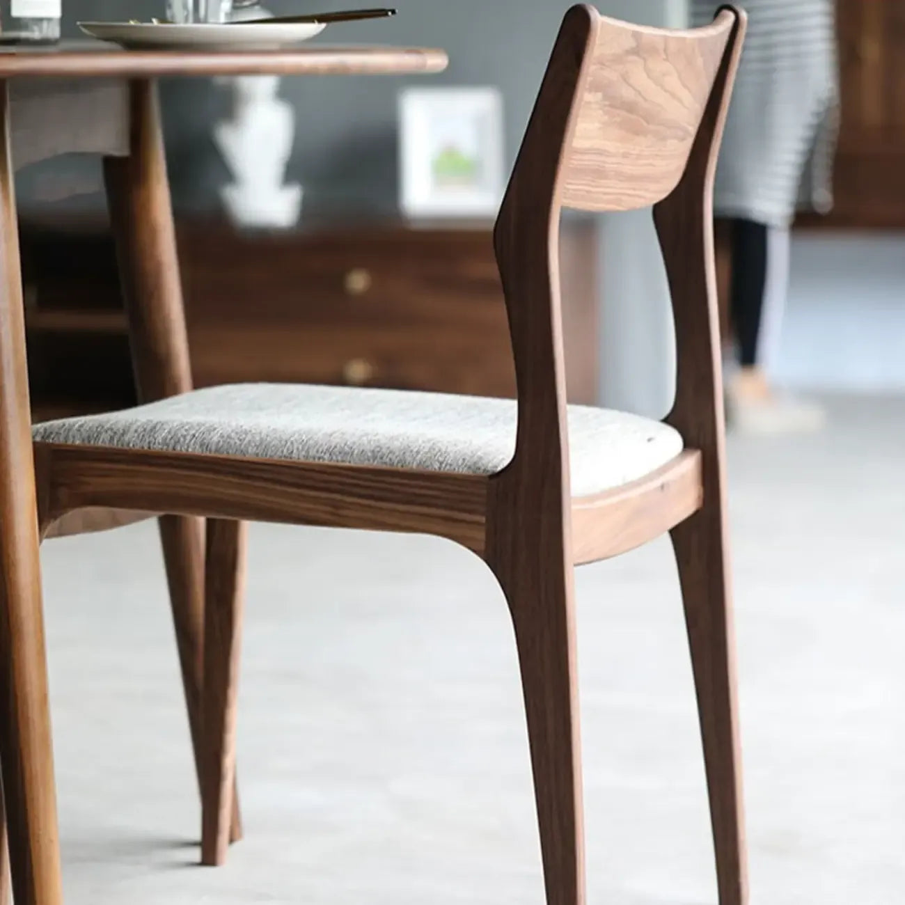 Chaise d'appoint contemporaine en bois recouvert de lin avec dossier ajouré
