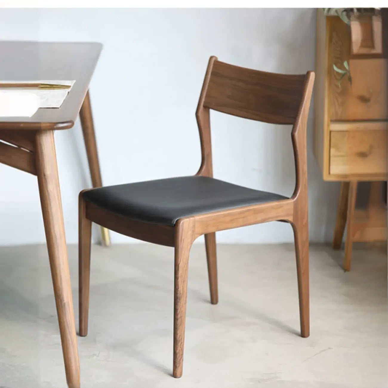 Chaise d'appoint contemporaine en bois recouvert de lin avec dossier ajouré