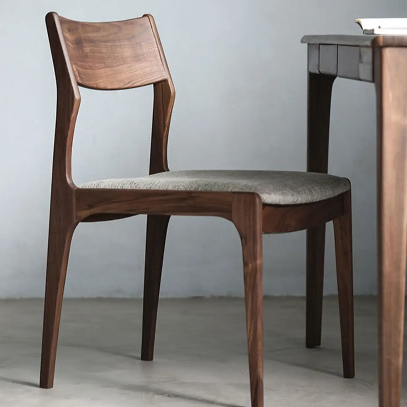 Sedia in legno contemporanea rivestita in lino con schienale traforato