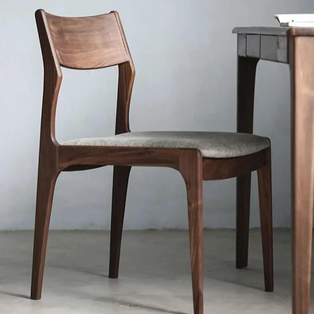 Sedia in legno contemporanea rivestita in lino con schienale traforato