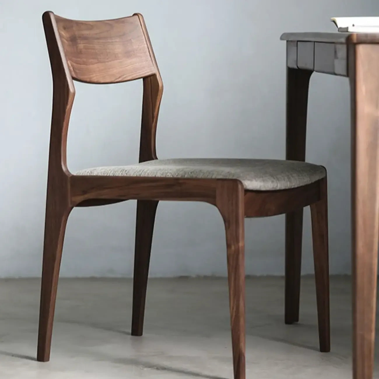 Sedia in legno contemporanea rivestita in lino con schienale traforato