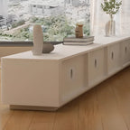 Meuble TV minimaliste en bois blanc avec gestion des câbles