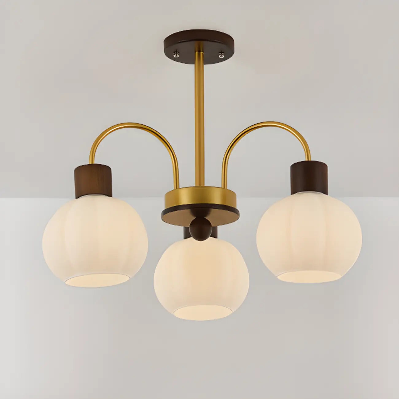 Lustre en verre blanc avec arche dorée, accents de bois et sphère en verre blanc