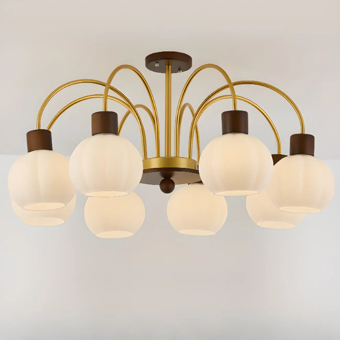 Lustre en verre blanc avec arche dorée, accents de bois et sphère en verre blanc