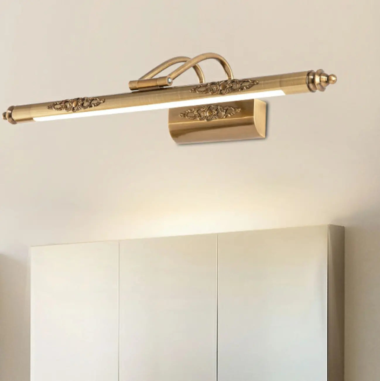 Miroir de salle de bain géométrique doré à LED avec éclairage LED intégré