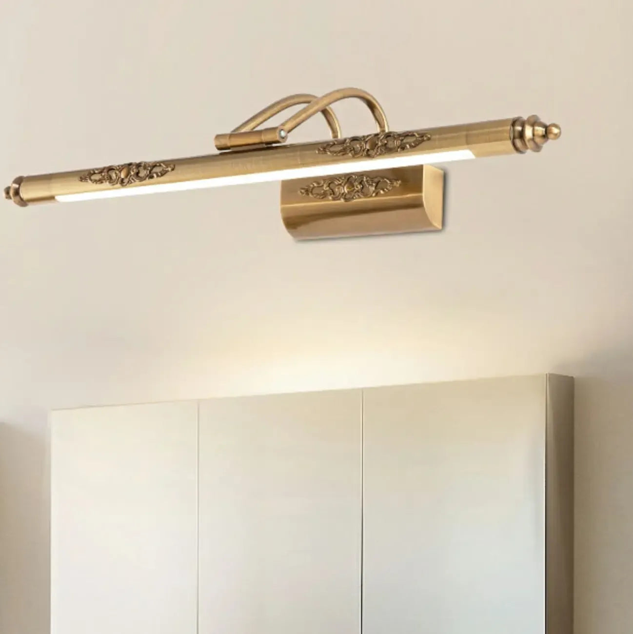 Miroir de salle de bain géométrique doré à LED avec éclairage LED intégré