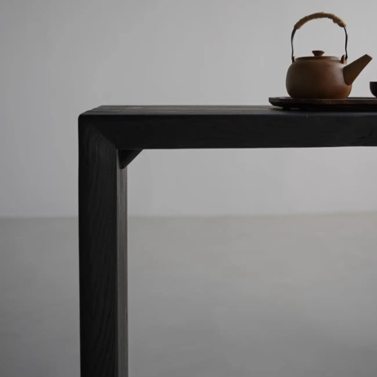 Console minimaliste en bois noir