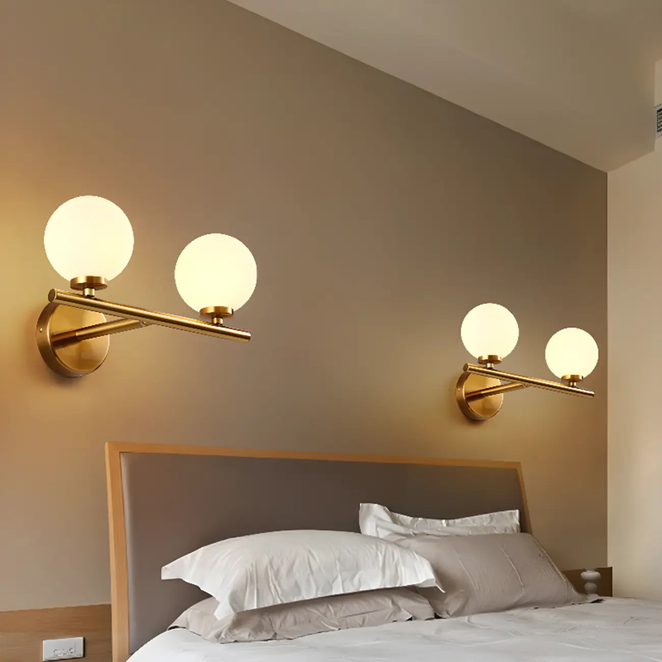 Lampe de coiffeuse médiévale en forme de globe doré avec abat-jour en verre