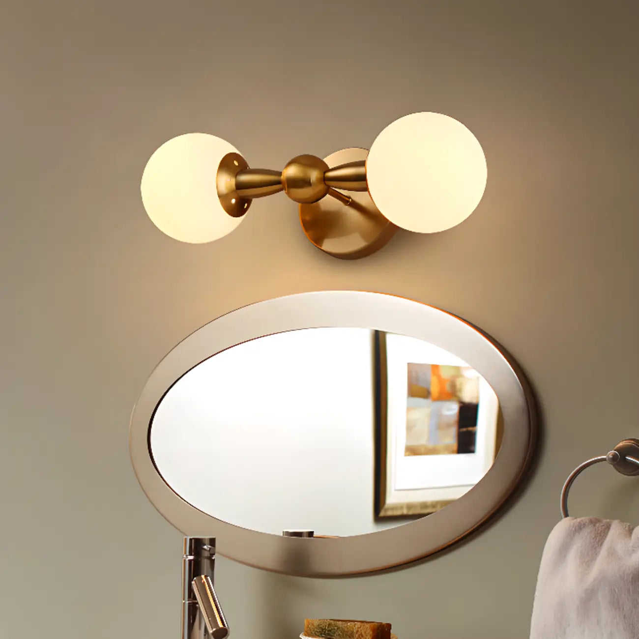 Lampe de coiffeuse médiévale en forme de globe doré avec abat-jour en verre