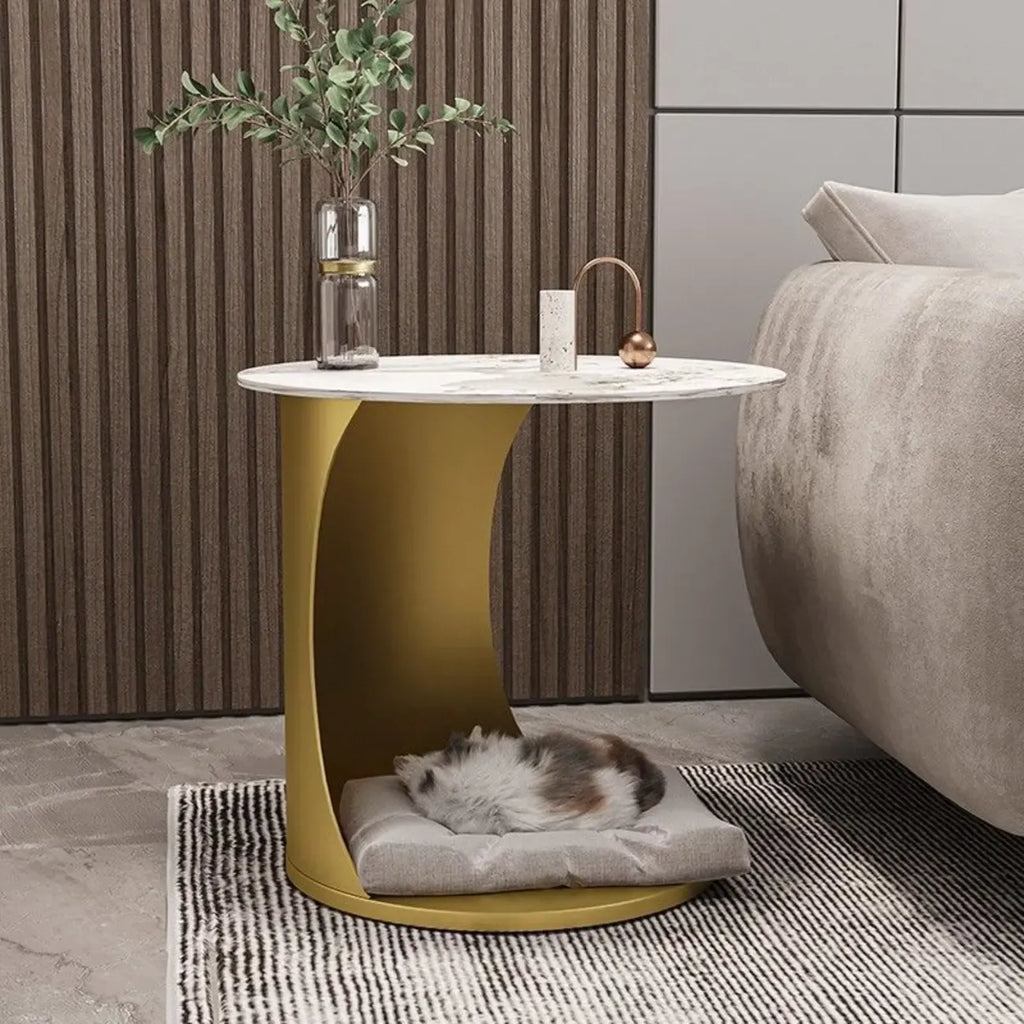 Table d'appoint classique en marbre blanc en forme de C avec piètement en métal doré