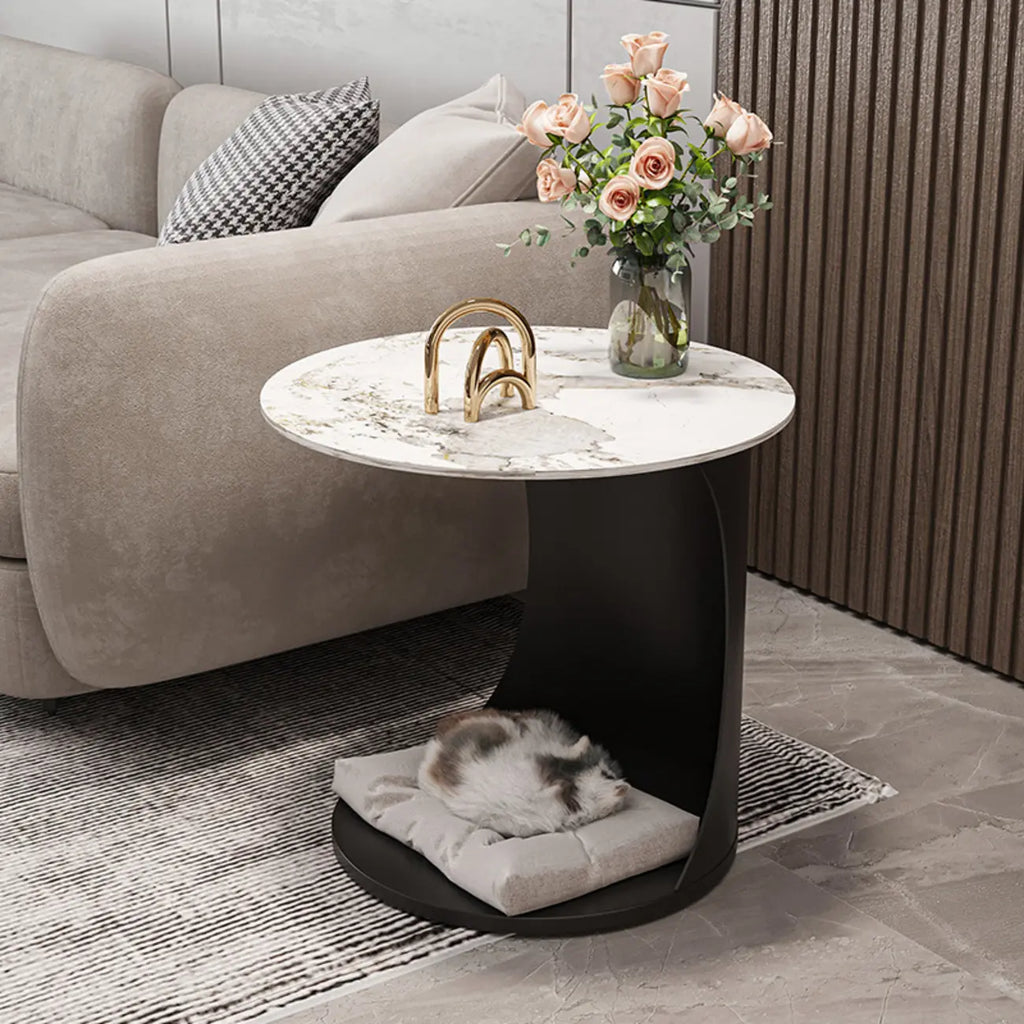 Table d'appoint classique en marbre blanc en forme de C avec piètement en métal doré