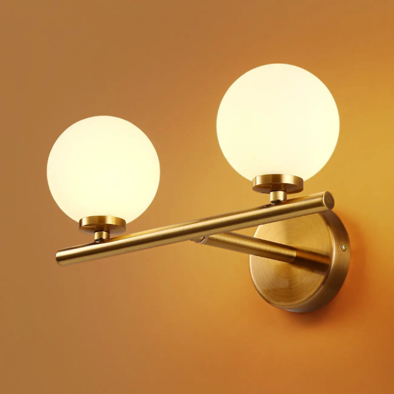 Lampe de coiffeuse médiévale en forme de globe doré avec abat-jour en verre