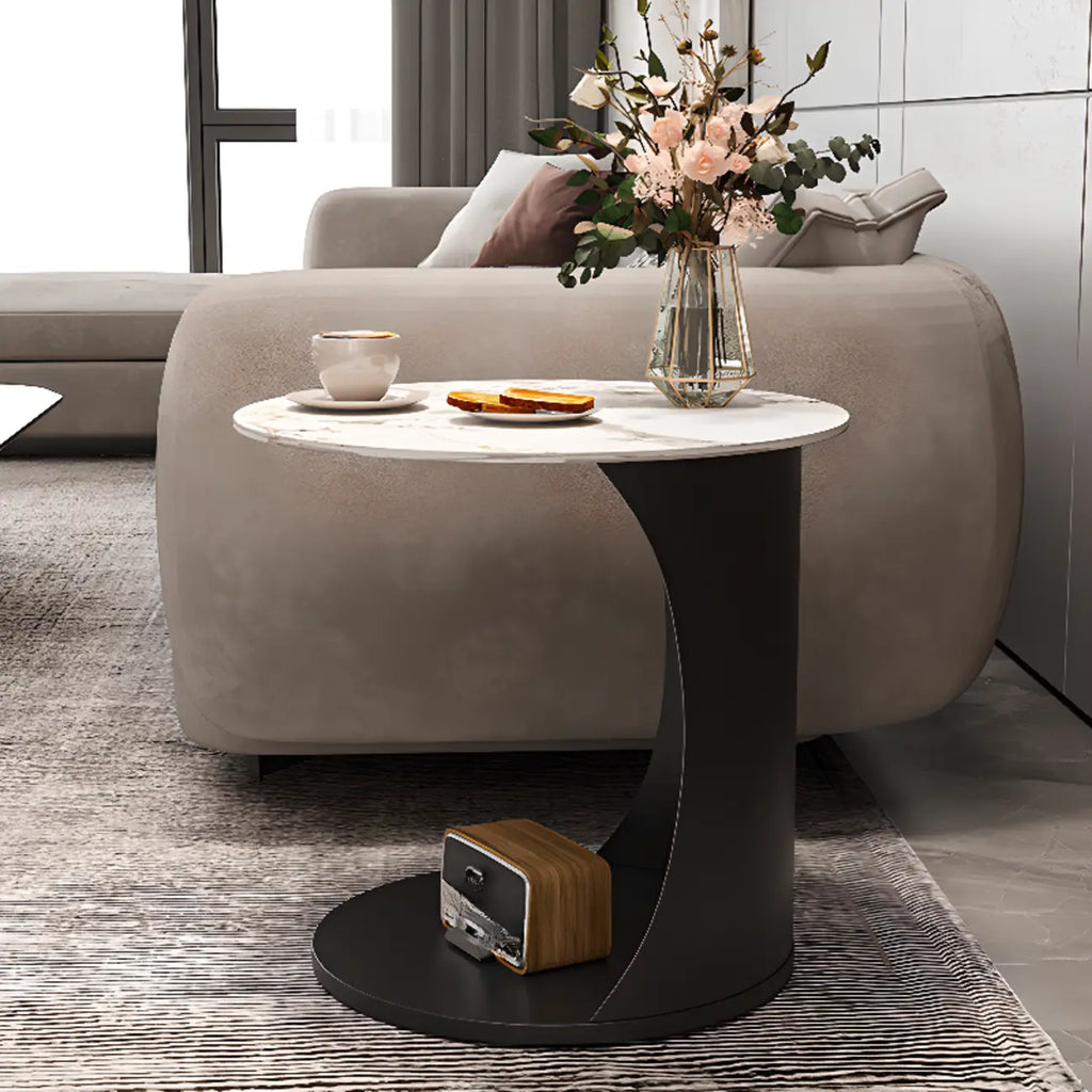 Table d'appoint classique en marbre blanc en forme de C avec piètement en métal doré