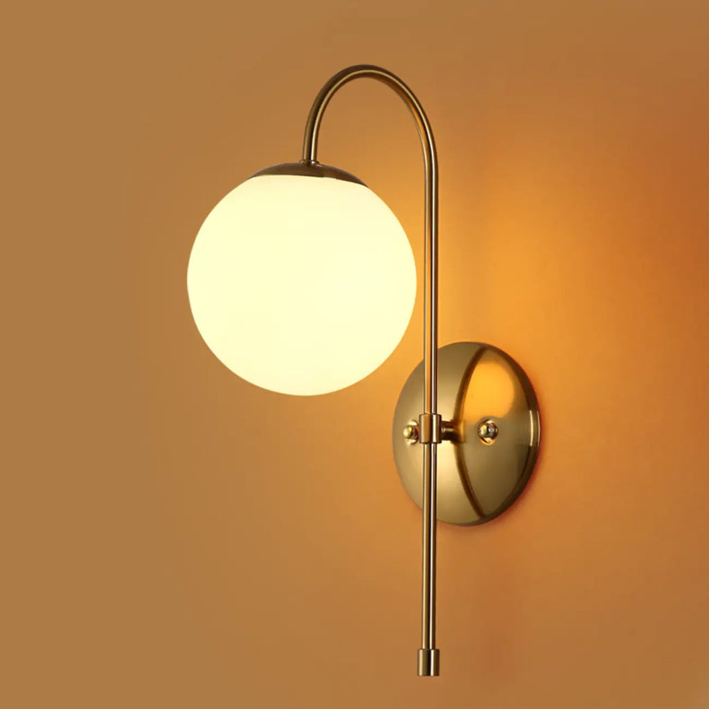 Lampe de coiffeuse médiévale en forme de globe doré avec abat-jour en verre