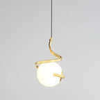Suspension design blanche boule avec structure métallique linéaire pour chevet