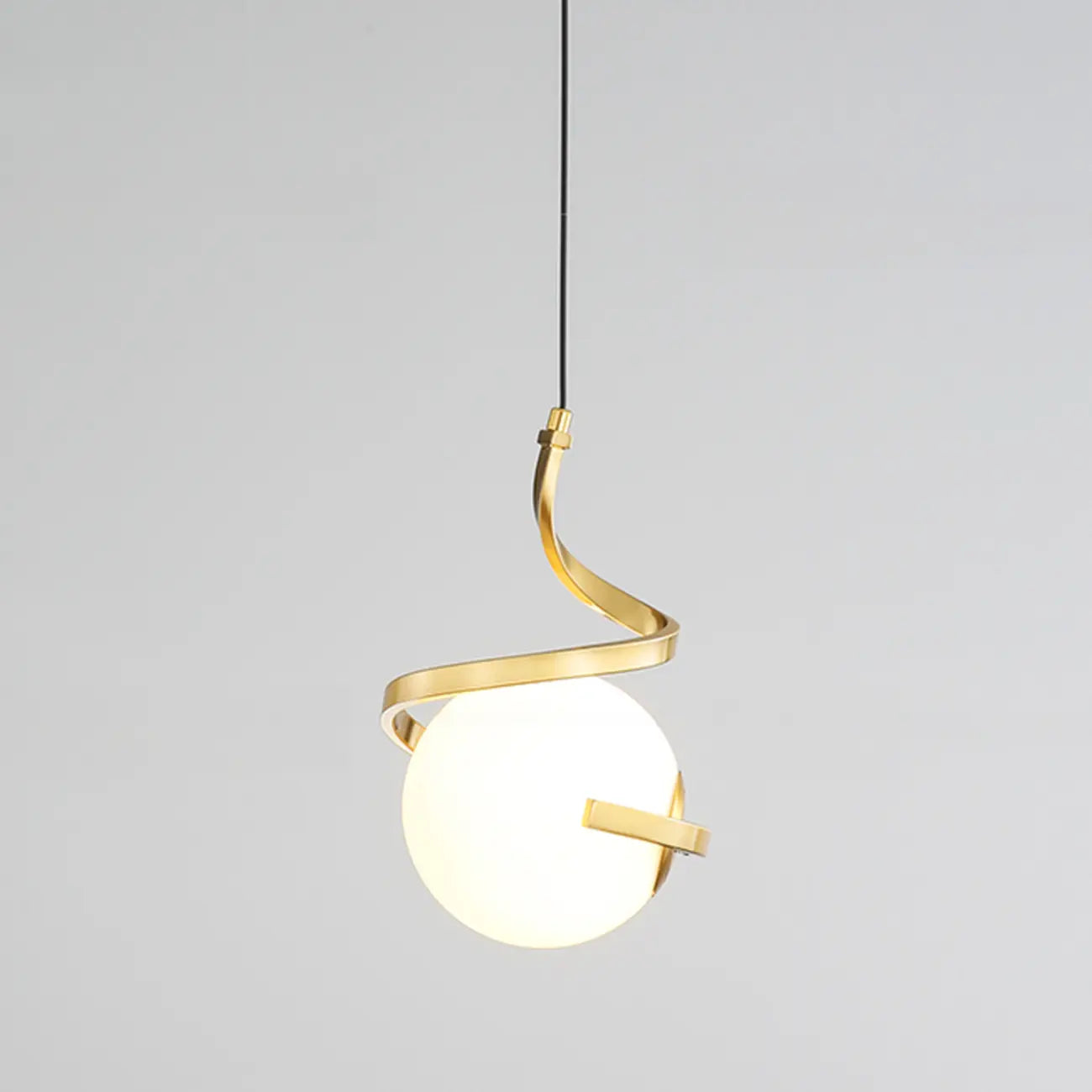 Suspension design blanche boule avec structure métallique linéaire pour chevet