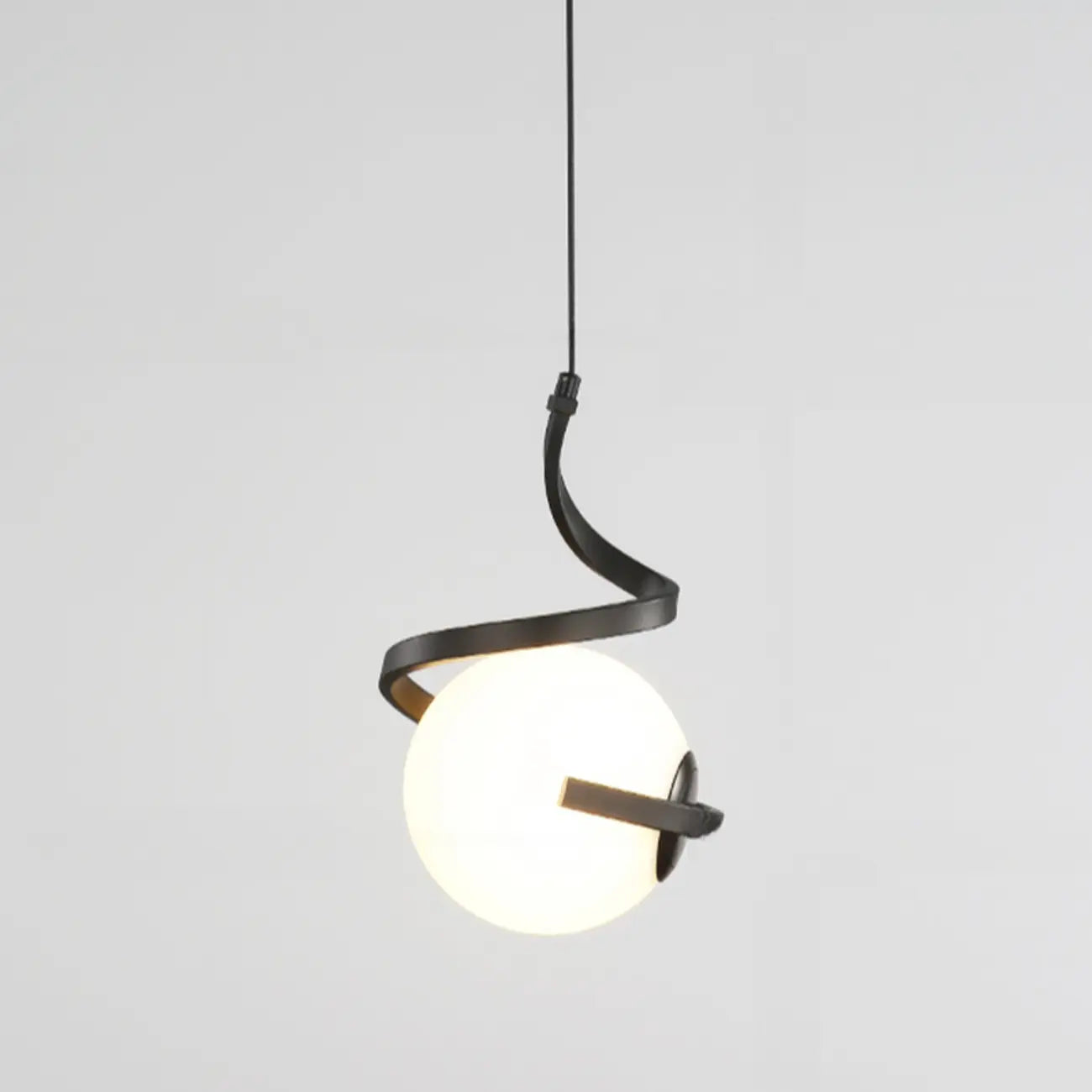 Suspension design blanche boule avec structure métallique linéaire pour chevet