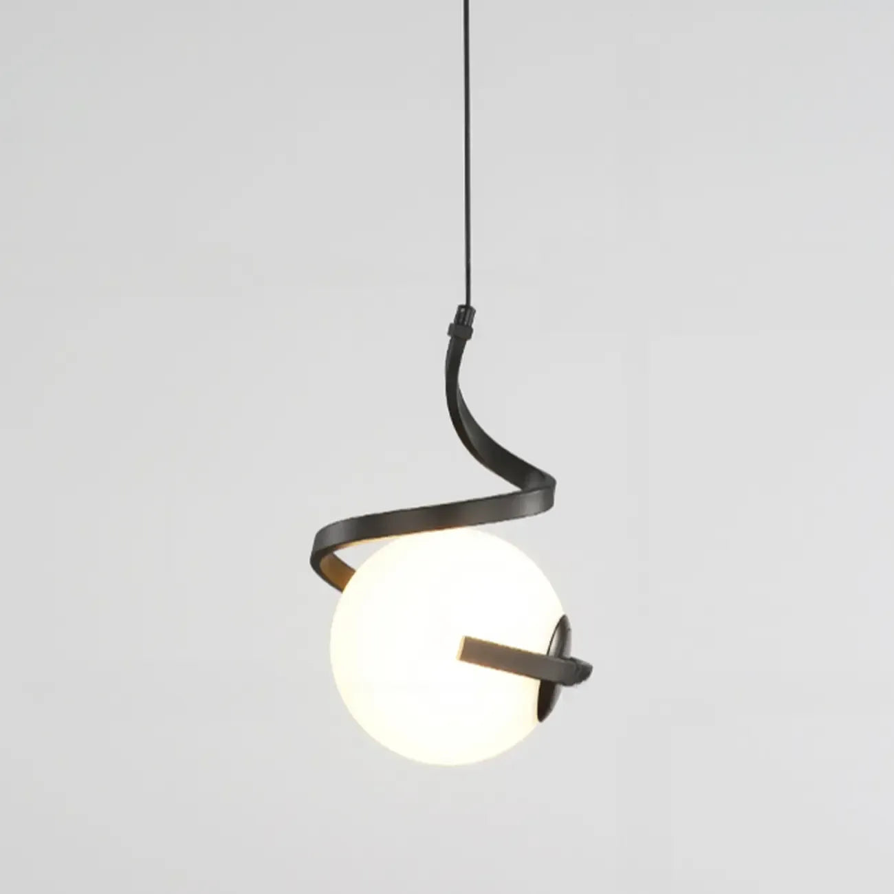 Suspension design blanche boule avec structure métallique linéaire pour chevet