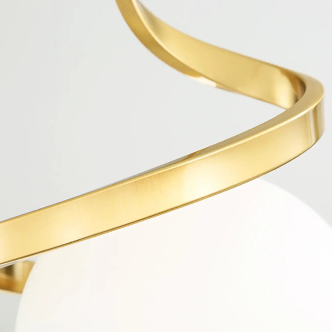 Suspension design blanche boule avec structure métallique linéaire pour chevet