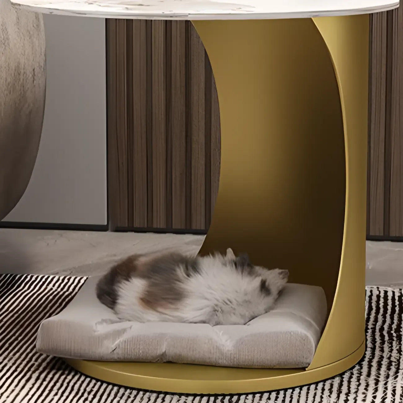 Table d'appoint classique en marbre blanc en forme de C avec piètement en métal doré
