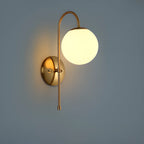 Lampe de coiffeuse médiévale en forme de globe doré avec abat-jour en verre