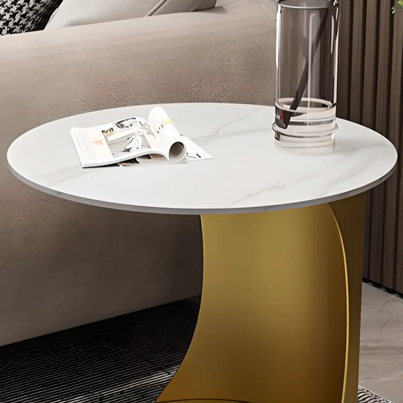 Table d'appoint classique en marbre blanc en forme de C avec piètement en métal doré