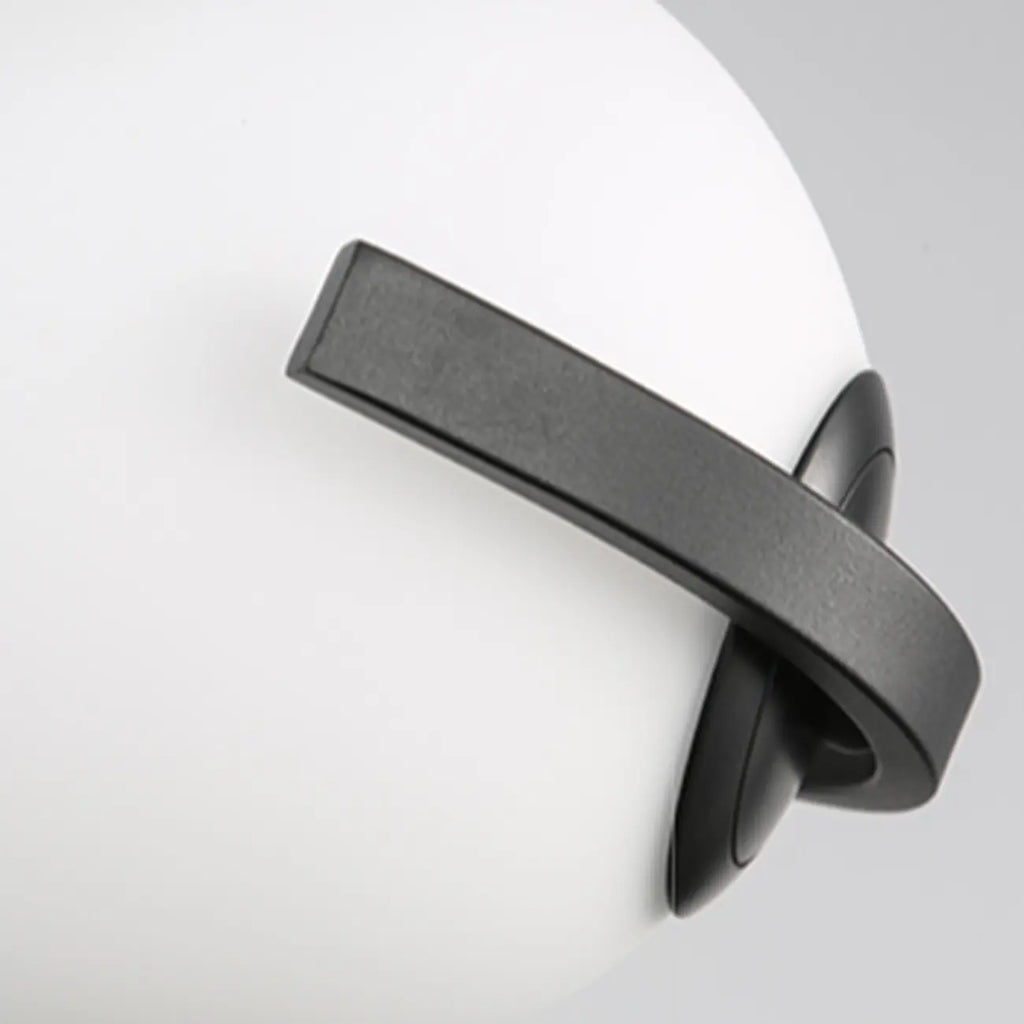 Suspension design blanche boule avec structure métallique linéaire pour chevet