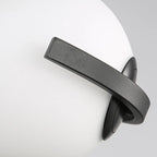 Suspension design blanche boule avec structure métallique linéaire pour chevet